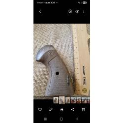 UNE PLAQUETTE DE CROSSE EN PLASTIQUE  POUR REVOLVER