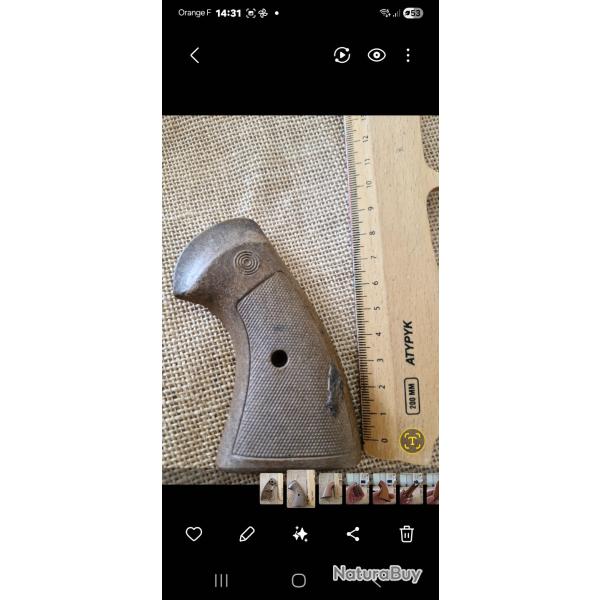 UNE PLAQUETTE DE CROSSE EN PLASTIQUE  POUR REVOLVER