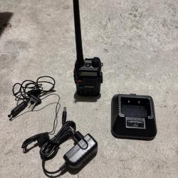 Talkie walkie Baofeng + chargeur + oreillette