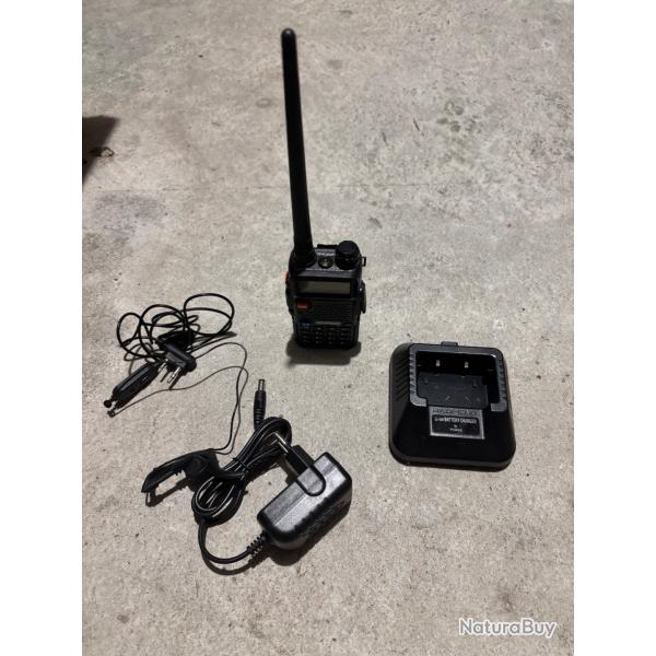 Talkie walkie Baofeng + chargeur + oreillette