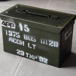 Boite &agrave; munition en m&eacute;tal de arm&eacute;e Fran&ccedil;aise.
