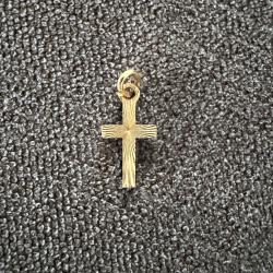 Petit pendentif or massif 18 carats - croix catholique