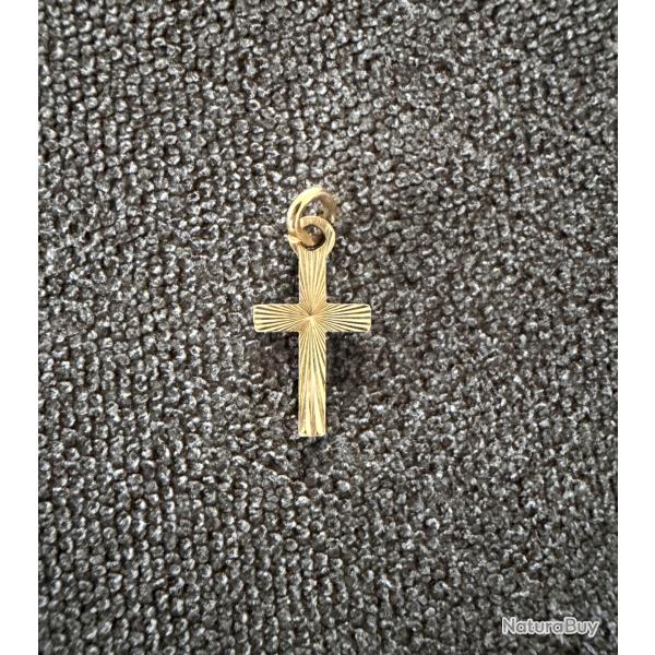 Petit pendentif or massif 18 carats - croix catholique