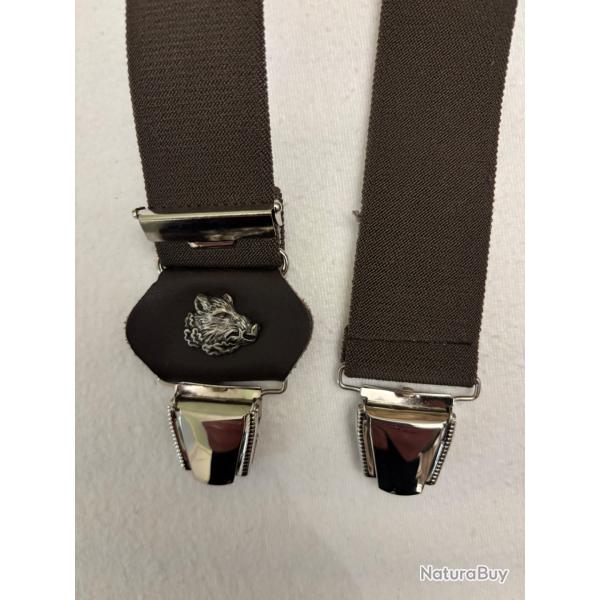 Bretelles vertes avec �cussons sanglier
