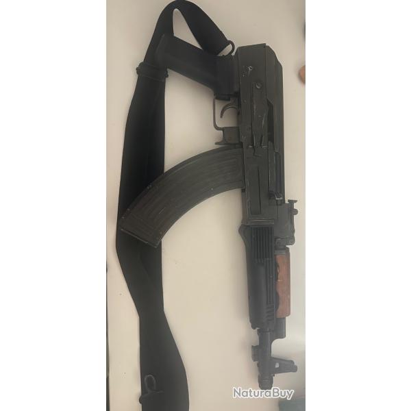 R�plique (ne tire rien) customis�e sur base AK Denix