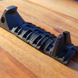 Poign&eacute;e tactique pour rail picatinny