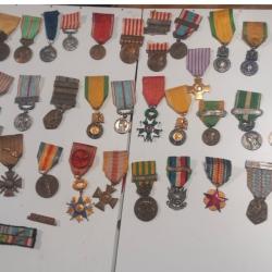 32 m&eacute;dailles militaires : L&eacute;gion d'honneur Indochine Alg&eacute;rie Lib&eacute;ration Orient