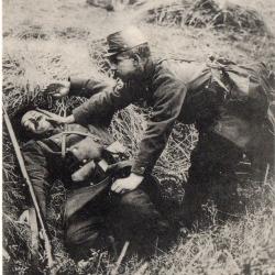 CPA - Grande Guerre - 1914 - Soldat Secourant son Camarade Bless&eacute; -N&deg;7483