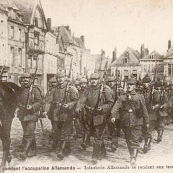 CPA - PERONNE pendant l'occupation Allemande - Infanterie Allemande se rendant aux tranch&eacute;s -N&deg;7484