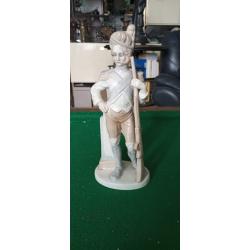 Statuette de soldat d'infanterie en biscuit polychrome &eacute;maill&eacute;