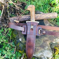 ensemble de traque , dague, fourreau , porte fourreau et ceinturon cuir &eacute;cusson t&ecirc;te de sanglier