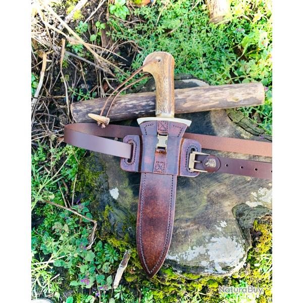 ensemble de traque , dague, fourreau , porte fourreau et ceinturon cuir �cusson t�te de sanglier