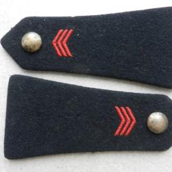 ancienne paire de pattes d'&eacute;paule/&eacute;paulettes militaires avec boutons