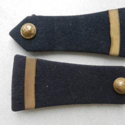 ancienne paire de pattes d'&eacute;paule/&eacute;paulettes militaires avec boutons d'adjudant du g&eacute;nie.