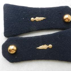 ancienne paire de pattes d'&eacute;paule/&eacute;paulettes militaires avec boutons d'infanterie