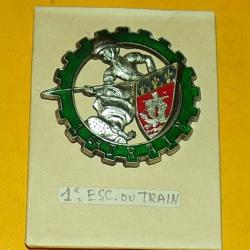 1&deg; R&eacute;giment du Train, 42 mm, dos lisse ,  roue dent&eacute;e verte &agrave; un petit poucet broch&eacute; des armes de Pa