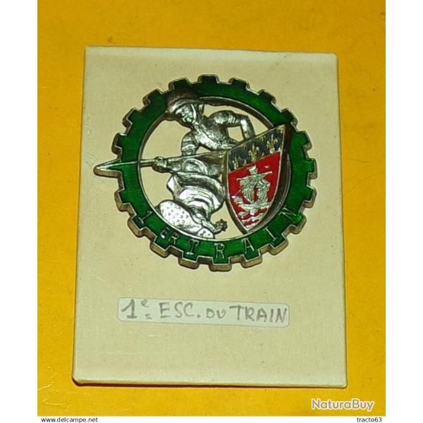 1� R�giment du Train, 42 mm, dos lisse ,  roue dent�e verte � un petit poucet broch� des armes de Pa