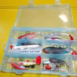 DESTOCKAGE..15 leurres souples arm&eacute;s  en coffret compartiment&eacute;