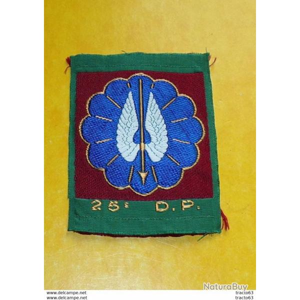 25� D.P, Division Parachutiste, type 1356, coupole ovale , carr� vert parachute ouvert bleu sur fond