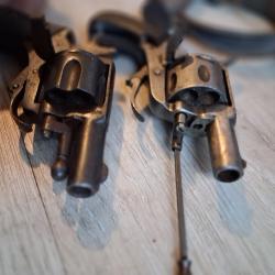 Deux revolvers bulldog 320(1 Euro)