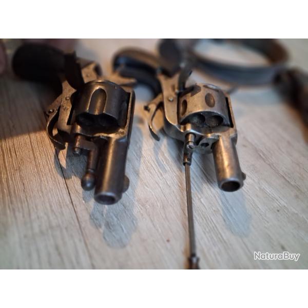 Deux revolvers bulldog 320(1 Euro)