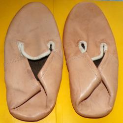 PAIRE DE CHAUSSONS EN CUIR DE L'ARMEE FRANCAISE , POINTURE 41 , FABRICATION JANVIER 1957 , .paire de