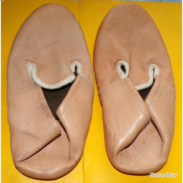 PAIRE DE CHAUSSONS EN CUIR DE L'ARMEE FRANCAISE , POINTURE 41 , FABRICATION JANVIER 1957 , .paire de