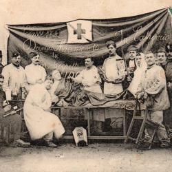 CPA- Groupe soldats et Infirmiers   -N&deg;7495