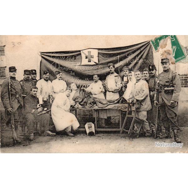 CPA- Groupe soldats et Infirmiers   -N�7495