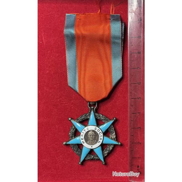 FRANCE - M�DAILLE CHEVALIER DE L'ORDRE DU M�RITE SOCIAL