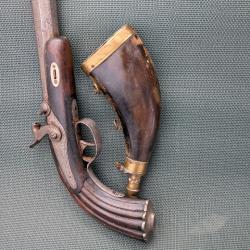 Mousquet et sa poudri&egrave;re xvi xvii &egrave;me