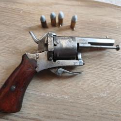 Petit Revolver a broche 7mm et munitions