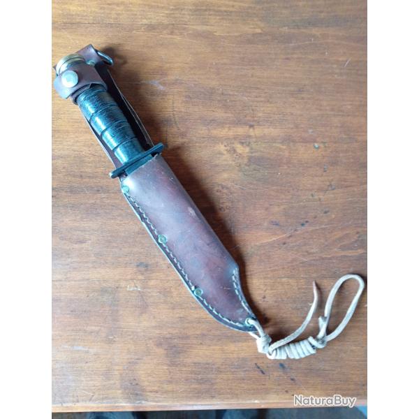 Poignard type combat