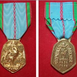FRANCE - MEDAILLE COMMEMORATIVE GUERRE 1939 1945 Mod&egrave;le bronze dor&eacute;