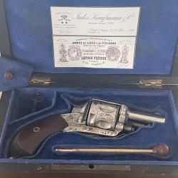 SPLENDIDE REVOLVER &laquo;&nbsp;LEPAGE&nbsp;&raquo; ENTI&Egrave;REMENT GRAV&Eacute;, FABRICATION TARDIVE