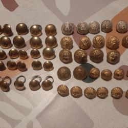 Lot d'une cinquantaine de boutons militaires para, infanterie, du train et lisses.