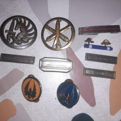 Lot 2 insignes de B&eacute;ret Fran&ccedil;ais, insignes de collet du train, grade m&eacute;tallique et Agrafes m&eacute;dailles