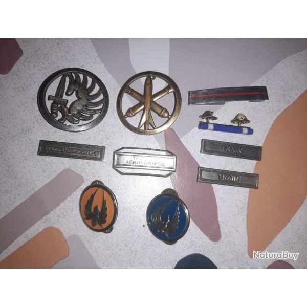Lot 2 insignes de B�ret Fran�ais, insignes de collet du train, grade m�tallique et Agrafes m�dailles