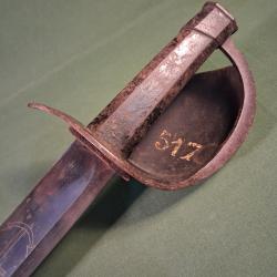 Sabre de marine mod&egrave;le 1833 avec son fourreau en bon &eacute;tat.