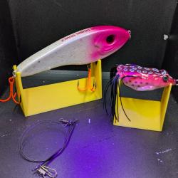 Lot : / JERKBAITS 4 billes,FISH AND FISHING / 14,5 cm / 54 grs + 1 GRENOUILLE 5,5 cm / 14 grs (UV).