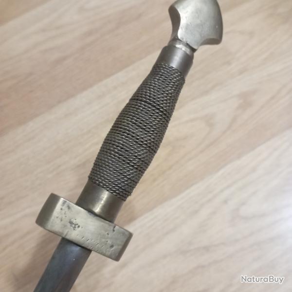 Poignard artisanal, assembl� sur une base d'�p�e