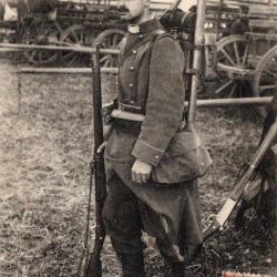 CPA - LARMEE FRANCAISE - G&eacute;nie En Sentinelle devant les Fourgons  -N&deg;4050