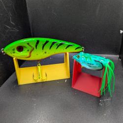 Lot : 401 / JERKBAITS 4 billes,FISH AND FISHING / 14,5 cm/54 grs+1 GRENOUILLE 5,5 cm/14 grs (UV).