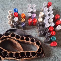 LOT 47 CARTOUCHES MUNITIONS CALIBRE 12  67 70 MM   DIVERS PLOMBS + CARTOUCHIERE