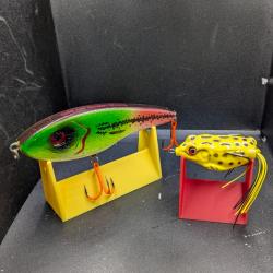 Lot : 402 / JERKBAITS 4 billes,FISH AND FISHING / 14,5 cm,54 grs+1 GRENOUILLE 5,5 cm,12 grs .