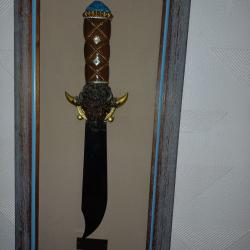 Couteau d&eacute;coratif tr&egrave;s belle fabrication en acier et r&eacute;sine pour le manche &eacute;tat neuf plusieurs choix