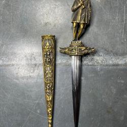 Rare et ancienne Dague romantique XIXe Napol&eacute;on III, bronze finement cisel&eacute;, fourreau gothique
