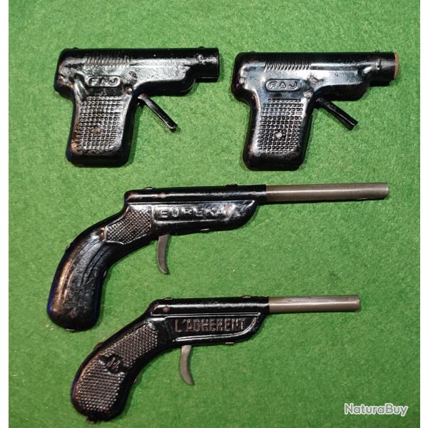 Ensemble de 4 pistolets en t�le � amorce et � flechette L'adh�rent,FAJ et Eureka