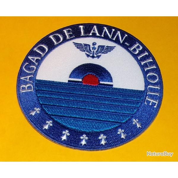 TISSU PATCH : BAGAD DE LANN-BIHOUE , FOND BLEU   , DIAMETRE 9,5 CM , BON ETAT VOIR PHOTOS . POUR TOU