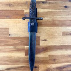 Lot 2 ba&iuml;onnettes militaires : Su&eacute;doise Mauser M1896 + Espagnole M1941 Bolo - Compl&egrave;tes fourreaux